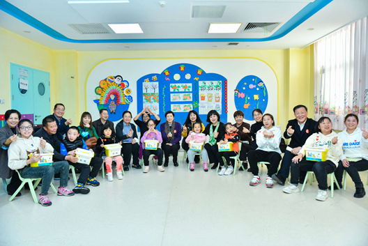 图为探访组探望孩子们并送去礼物